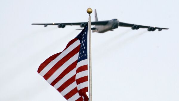 A B-52 aircraft makes a flyover during the national anthem before the NASCAR Sprint Cups Series' Dickies 500 auto race at Texas Motor Speedway in Fort Worth, Texas, Sunday, Nov. 2, 2008. - Sputnik Afrique