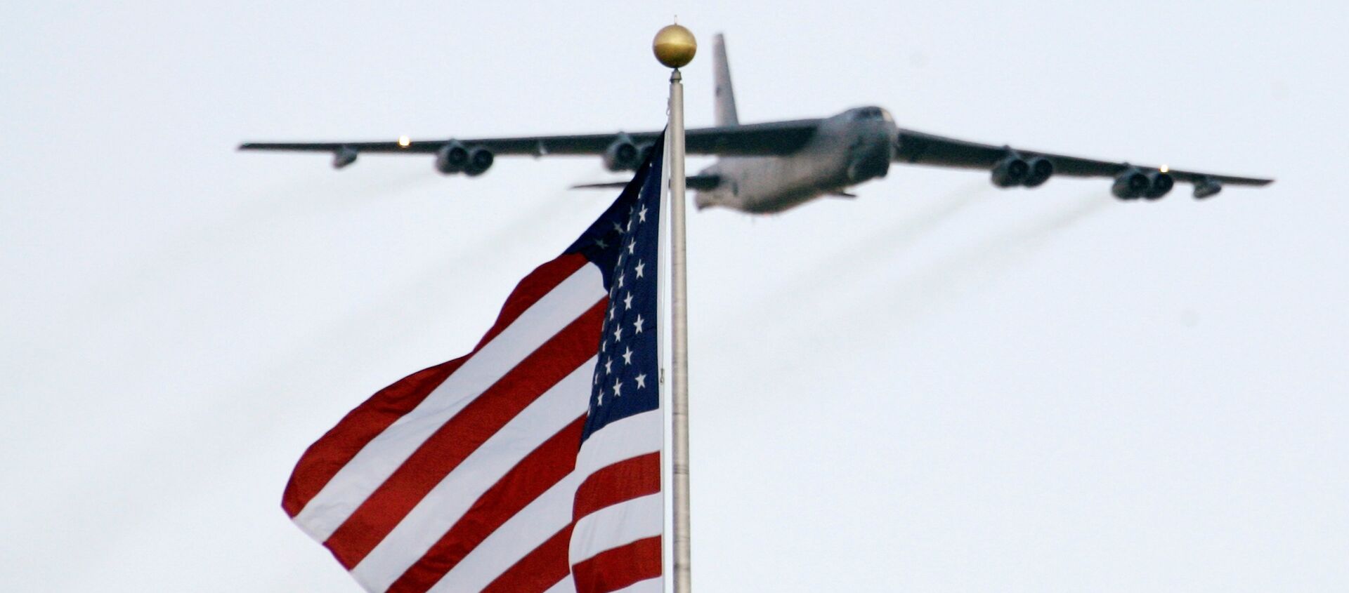 A B-52 aircraft makes a flyover during the national anthem before the NASCAR Sprint Cups Series' Dickies 500 auto race at Texas Motor Speedway in Fort Worth, Texas, Sunday, Nov. 2, 2008. - Sputnik Afrique, 1920, 29.01.2021