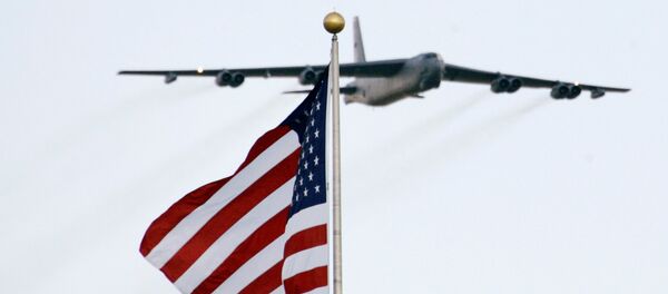 A B-52 aircraft makes a flyover during the national anthem before the NASCAR Sprint Cups Series' Dickies 500 auto race at Texas Motor Speedway in Fort Worth, Texas, Sunday, Nov. 2, 2008. - Sputnik Afrique