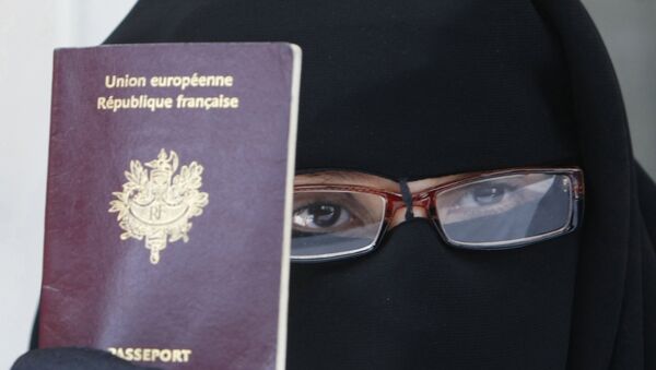 FILE - This May 18, 2010 file photo shows a woman, who gave her name as Najat, holding her passport during a press conference in Montreuil, east of Paris. - Sputnik Afrique