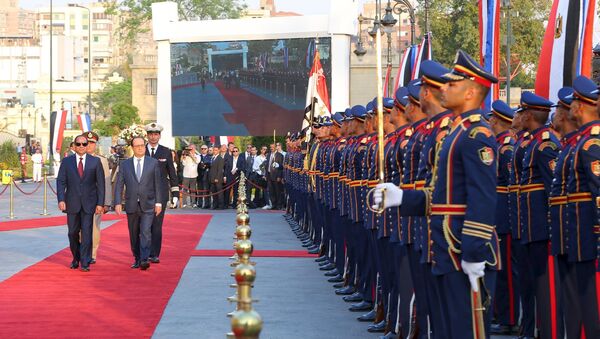 Egyptian President Abdel Fattah al-Sisi (L) and his French counterpart Francois Hollande (2nd L) review honour guard during a welcome ceremony at al-Quba Presidential Palace, in Cairo, Egypt April 17, 2016 in this handout picture courtesy of the Egyptian Presidency. Picture taken April 17, 2016. - Sputnik Afrique