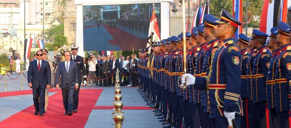 Egyptian President Abdel Fattah al-Sisi (L) and his French counterpart Francois Hollande (2nd L) review honour guard during a welcome ceremony at al-Quba Presidential Palace, in Cairo, Egypt April 17, 2016 in this handout picture courtesy of the Egyptian Presidency. Picture taken April 17, 2016. - Sputnik Afrique