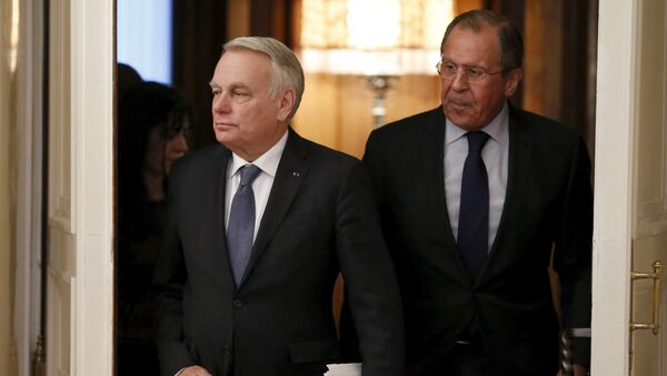 French Foreign Minister Jean-Marc Ayrault (L) and his Russian counterpart Sergei Lavrov enter a hall during a meeting in Moscow, Russia, April 19, 2016. - Sputnik Afrique
