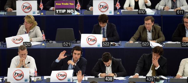 Les membres du Parlement européen avec les pancartes «Non» au commerce transatlantiques - Sputnik Afrique
