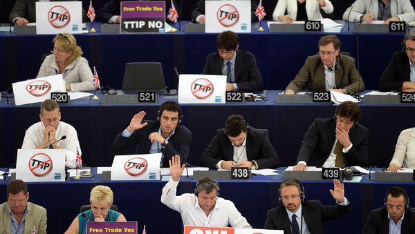 Les membres du Parlement européen avec les pancartes «Non» au commerce transatlantiques - Sputnik Afrique