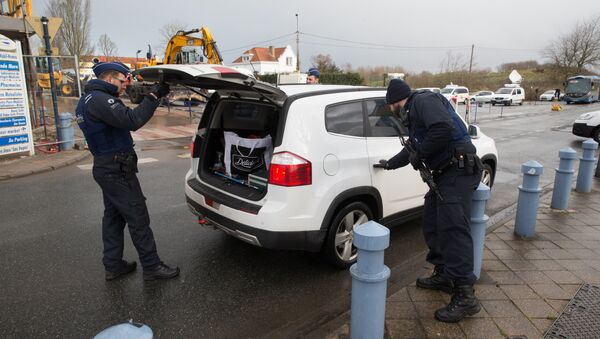Belgian police control a car at the Belgium-France border in Adinkerke on February 24, 2016. - Sputnik Afrique
