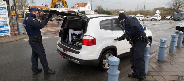 Belgian police control a car at the Belgium-France border in Adinkerke on February 24, 2016. - Sputnik Afrique
