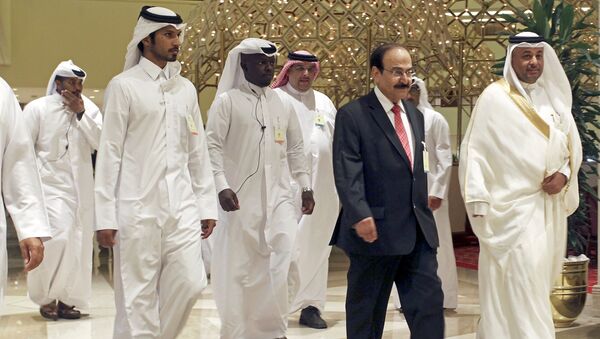 Bahrain's Minister of Energy Abdul Hussain bin Ali Mirza arrives to a meeting between OPEC and non-OPEC oil producers, in Doha, Qatar April 17, 2016. - Sputnik Afrique