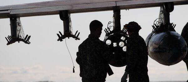 Servicemen near Su-25 aircraft - Sputnik Afrique