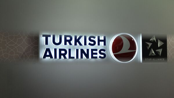A company sign hangs outside Turkish Airlines' Indian office in New Delhi on July 7, 2015. - Sputnik Afrique