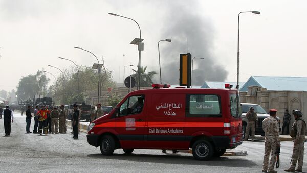 Une ambulance arrive sur le lieux d'un attentat à la bombe à Bagdad - Sputnik Afrique