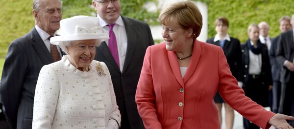 Britain’s Queen Elizabeth II, left, and Germany's Chancellor Angela Merkel talk to each other as they meet in Germany's capital Berlin, Wednesday, June 24, 2015. - Sputnik Afrique