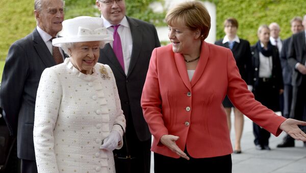 Britain’s Queen Elizabeth II, left, and Germany's Chancellor Angela Merkel talk to each other as they meet in Germany's capital Berlin, Wednesday, June 24, 2015. - Sputnik Afrique