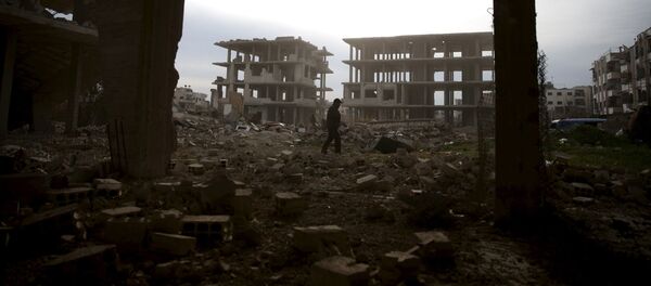 Мужчина среди руин в контролируемом сирийской оппозицией районе Джобар пригорода Дамаска в Сирии - Sputnik Afrique