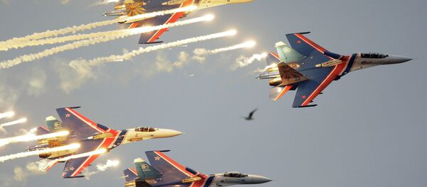 Russian Knights aerobatic team of four Su-27 jet fighters performing at MAKS-2009 international air show - Sputnik Afrique