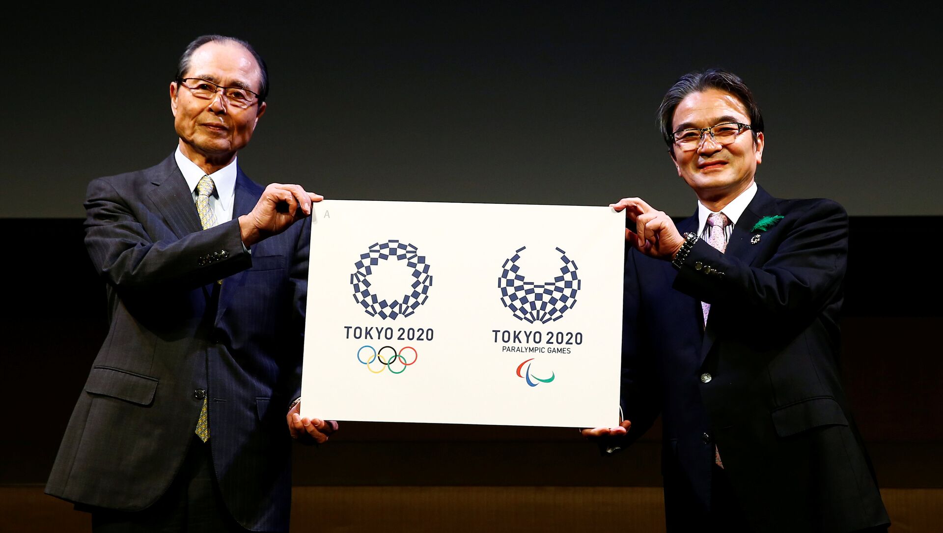 Tokyo 2020 Emblems Selection Committee Chairperson Miyata and committee member Oh present the winning design of the Tokyo 2020 Olympic Games and Paralympic Games in Tokyo - Sputnik Afrique, 1920, 29.06.2021