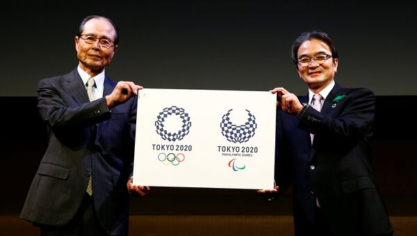 Tokyo 2020 Emblems Selection Committee Chairperson Miyata and committee member Oh present the winning design of the Tokyo 2020 Olympic Games and Paralympic Games in Tokyo - Sputnik Afrique