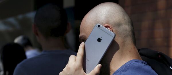 A person talks on his Apple iPhone while waiting in line near a Tesla Motors store to place deposits on the electric car company's mid-priced Model 3 which is expected to cost around $35,000 in Pasadena, California March 31, 2016. - Sputnik Afrique