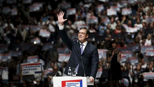 Serbian Prime Minister and leader of the Serbian Progressive Party (SNS) Aleksandar Vucic waves to his supporters during a rally ahead of Sunday's election, in Belgrade April 21, 2016. - Sputnik Afrique