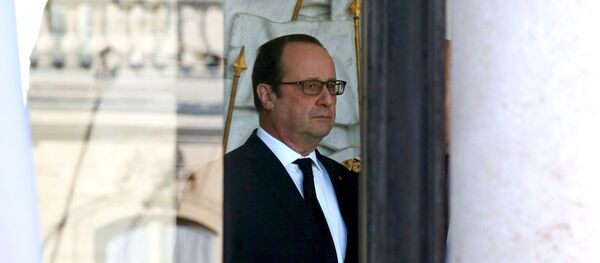 French President Francois Hollande stands in the entrance of the Elysee Palace following the weekly cabinet meeting in Paris, France, March 2, 2016. - Sputnik Afrique