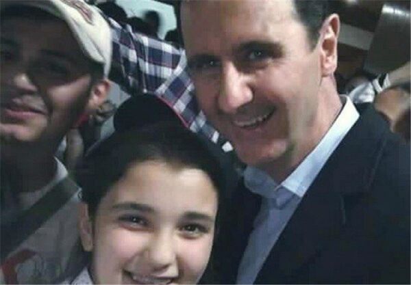 Un enfant syrien prend un selfie avec le président Assad Un enfant syrien prend un selfie avec le président Assad - Sputnik Afrique