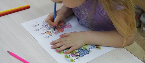 Une enfant qui dessine Une enfant qui dessine - Sputnik Afrique