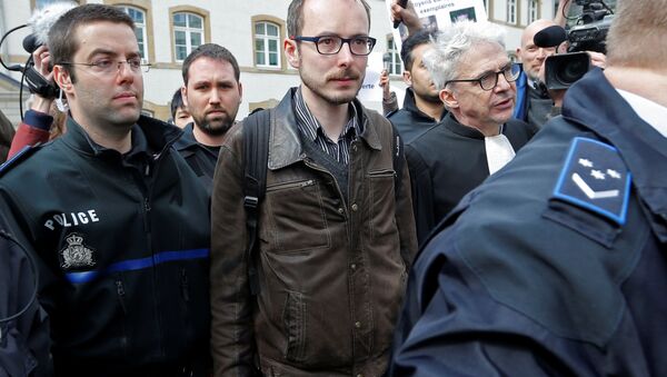 Antoine Deltour escorté par les membres de la police, le 26 avril - Sputnik Afrique