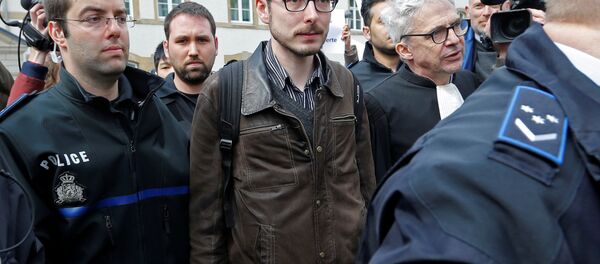 Antoine Deltour escorté par les membres de la police, le 26 avril - Sputnik Afrique