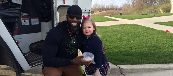 Le geste touchant d'une fillette de trois ans envers son éboueur préféré Le geste touchant d'une fillette de trois ans envers son éboueur préféré - Sputnik Afrique