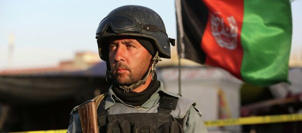 Afghan security forces inspect the site after a suicide car bombing attack in Kabul, Afghanistan, Tuesday, May 19, 2015. - Sputnik Afrique