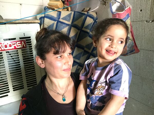 Cette femme vit depuis deux ans ici avec sa fille - Sputnik Afrique