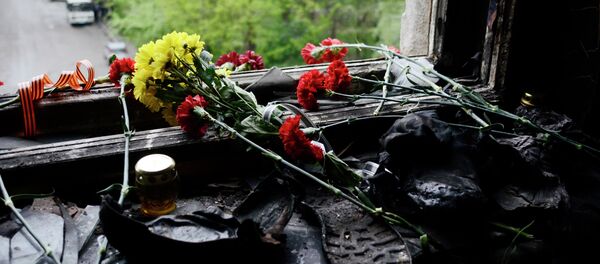 Des fleurs sur la fenêtre de la Maison des syndicats à Odessa - Sputnik Afrique