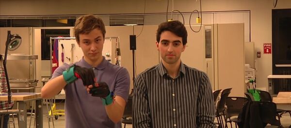 Des gants connectés pour donner la parole aux sourds-muets - Sputnik Afrique