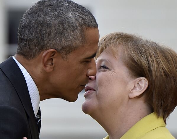 Après son premier mandat, Angela Merkel a été à trois reprises à la tête des gouvernements allemands: la coalition noire jaune (alliance avec le Parti libéral démocrate) et deux grandes coalitions (alliance avec le SPD).Sur la photo: la chancelière allemande Angela Merkel et le Président américain Barack Obama lors d’une rencontre à Hanovre, Allemagne, 2016. - Sputnik Afrique