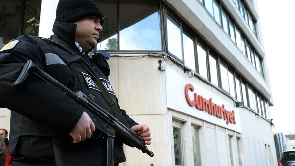 Un policier près du siège du journal Cumhuriyet à Istanbul - Sputnik Afrique