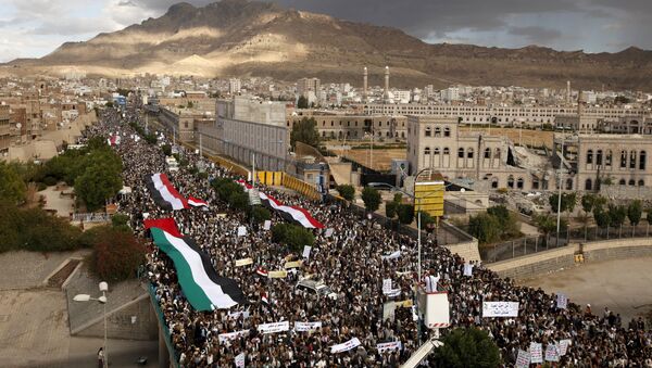 Une marche de protestation contre le raid saoudien à Sanaa - Sputnik Afrique