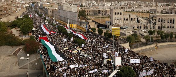 Une marche de protestation contre le raid saoudien à Sanaa - Sputnik Afrique