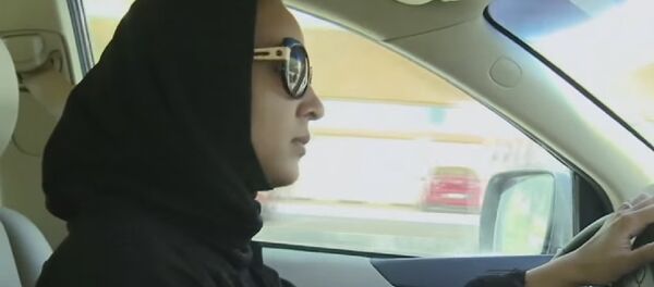 Une femme saoudienne qui conduit sa voiture - Sputnik Afrique