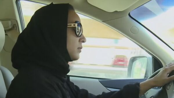 Une femme saoudienne qui conduit sa voiture - Sputnik Afrique