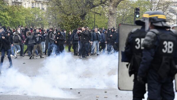 La police anti-émeutes disperse une manifestation à Paris à coups de grenades lacrymogènes - Sputnik Afrique