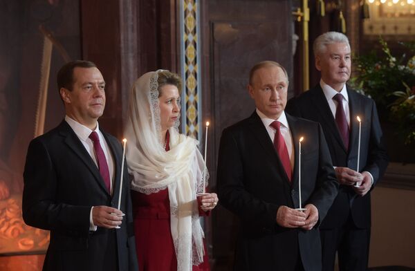 Le président russe Vladimir Poutine et le premier ministre Dmitri Medvedev prennent part à la Veillée pascale, le 1 mai 2016 - Sputnik Afrique