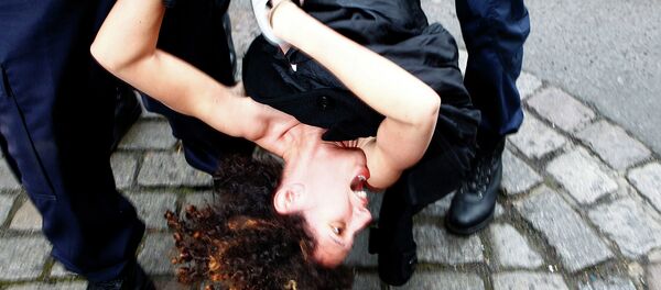 Une Femen interpellée Une Femen interpellée - Sputnik Afrique