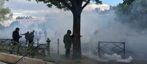 Affrontements entre casseurs et forces de l’ordre, place de la Nation - Sputnik Afrique