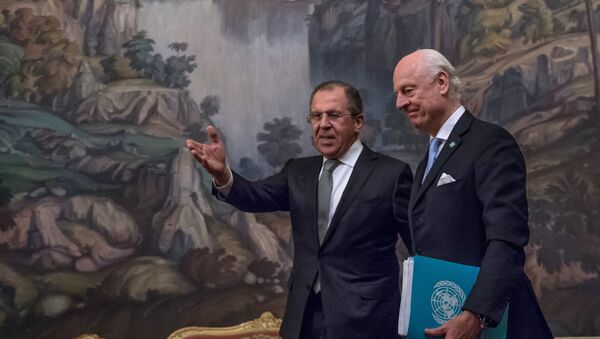 Le ministre russe des Affaires étrangères Sergueï Lavrov et l'envoyé spécial de l'Onu sur la Syrie Staffan de Mistura - Sputnik Afrique