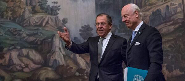 Le ministre russe des Affaires étrangères Sergueï Lavrov et l'envoyé spécial de l'Onu sur la Syrie Staffan de Mistura - Sputnik Afrique