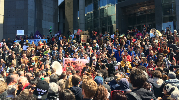« Les Fanfares Debout », improvisant un concert sur le parvis de l’Opéra Bastille. - Sputnik Afrique