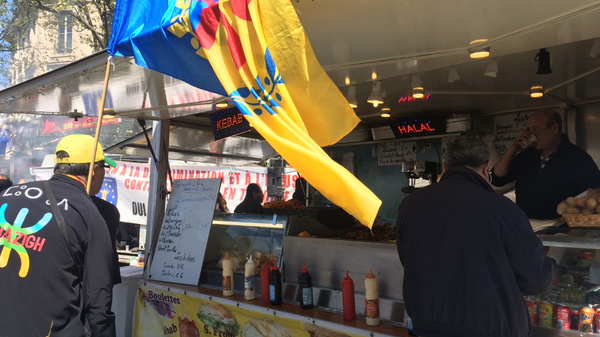 Tout autour de la place de la Bastille, de nombreux stands de nourriture sont installés. - Sputnik Afrique