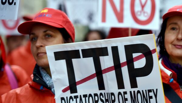 European consumer rights activists take part in a march to protest against the Transatlantic Trade and Investment Partnership (TTIP), austerity and poverty in Brussels, Belgium October 17, 2015 - Sputnik Afrique