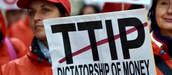 European consumer rights activists take part in a march to protest against the Transatlantic Trade and Investment Partnership (TTIP), austerity and poverty in Brussels, Belgium October 17, 2015 - Sputnik Afrique