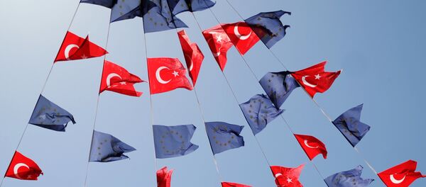 Drapeaux turcs et européens - Sputnik Afrique